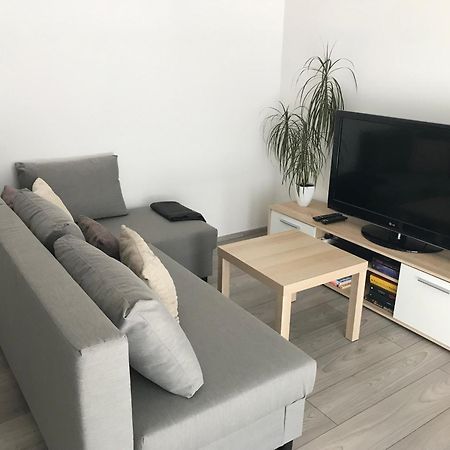 Prijemny Apartman Krovi V Rodinnem Domku Se Sdilenym Bazenem, Terasou A Zahradou Экстерьер фото