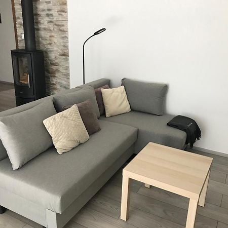 Prijemny Apartman Krovi V Rodinnem Domku Se Sdilenym Bazenem, Terasou A Zahradou Экстерьер фото