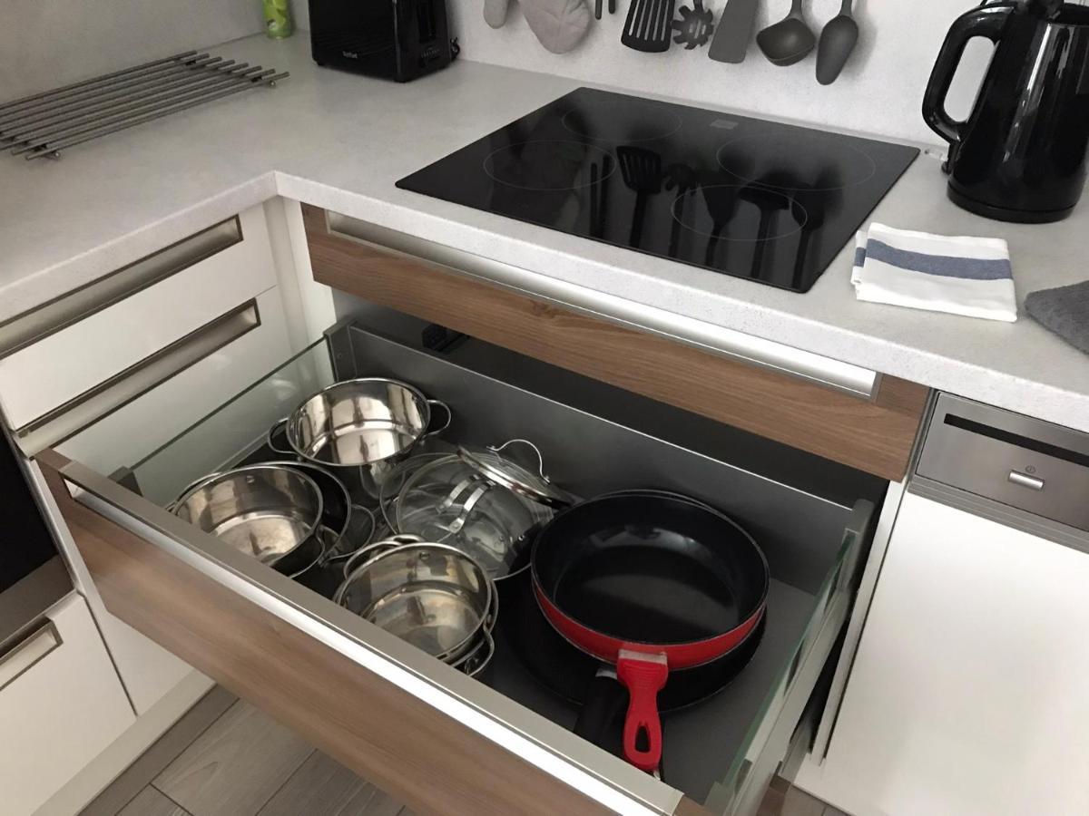 Prijemny Apartman Krovi V Rodinnem Domku Se Sdilenym Bazenem, Terasou A Zahradou Экстерьер фото