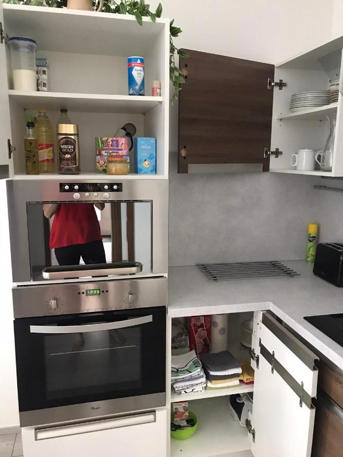 Prijemny Apartman Krovi V Rodinnem Domku Se Sdilenym Bazenem, Terasou A Zahradou Экстерьер фото