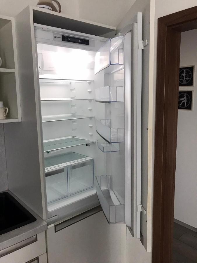 Prijemny Apartman Krovi V Rodinnem Domku Se Sdilenym Bazenem, Terasou A Zahradou Экстерьер фото