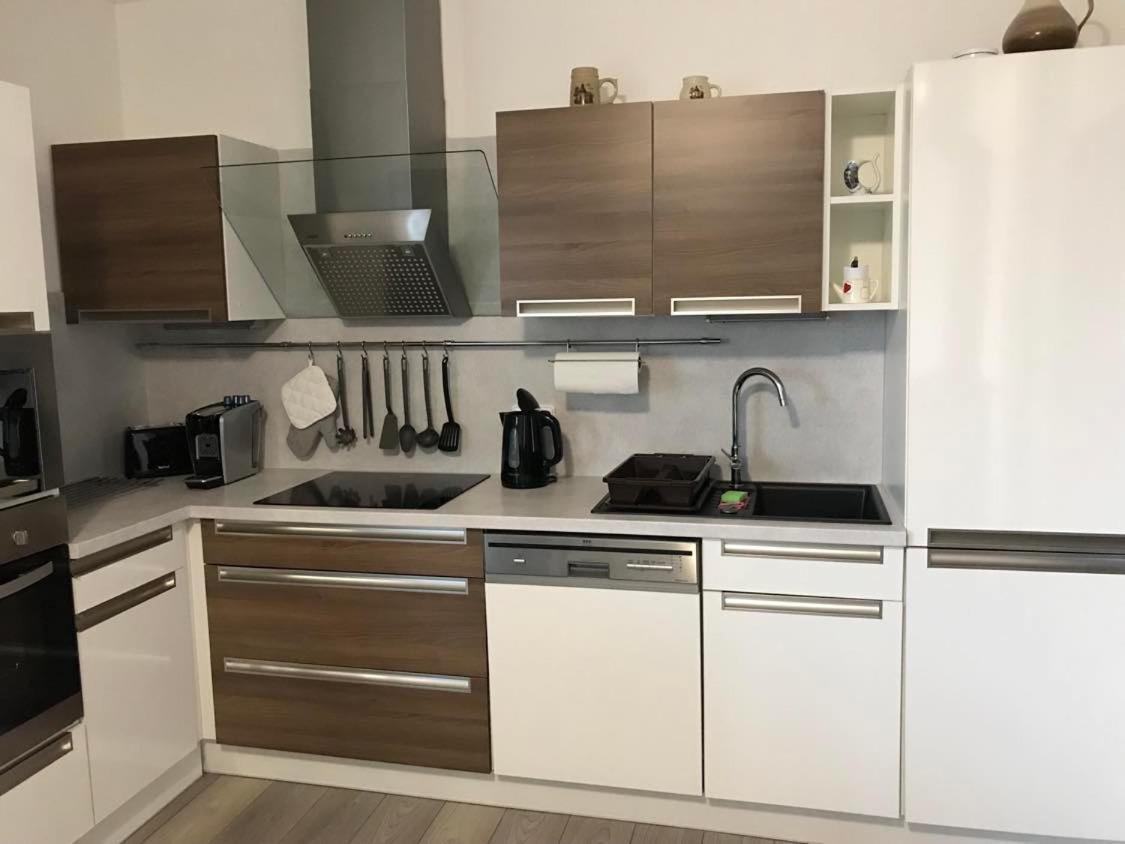 Prijemny Apartman Krovi V Rodinnem Domku Se Sdilenym Bazenem, Terasou A Zahradou Экстерьер фото