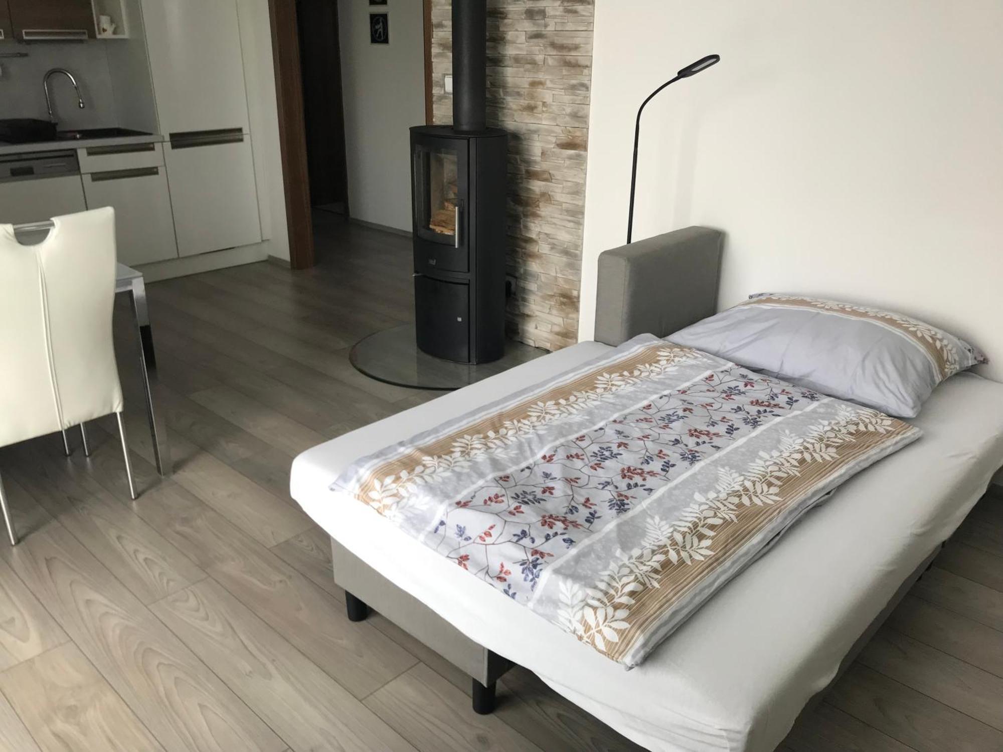 Prijemny Apartman Krovi V Rodinnem Domku Se Sdilenym Bazenem, Terasou A Zahradou Экстерьер фото