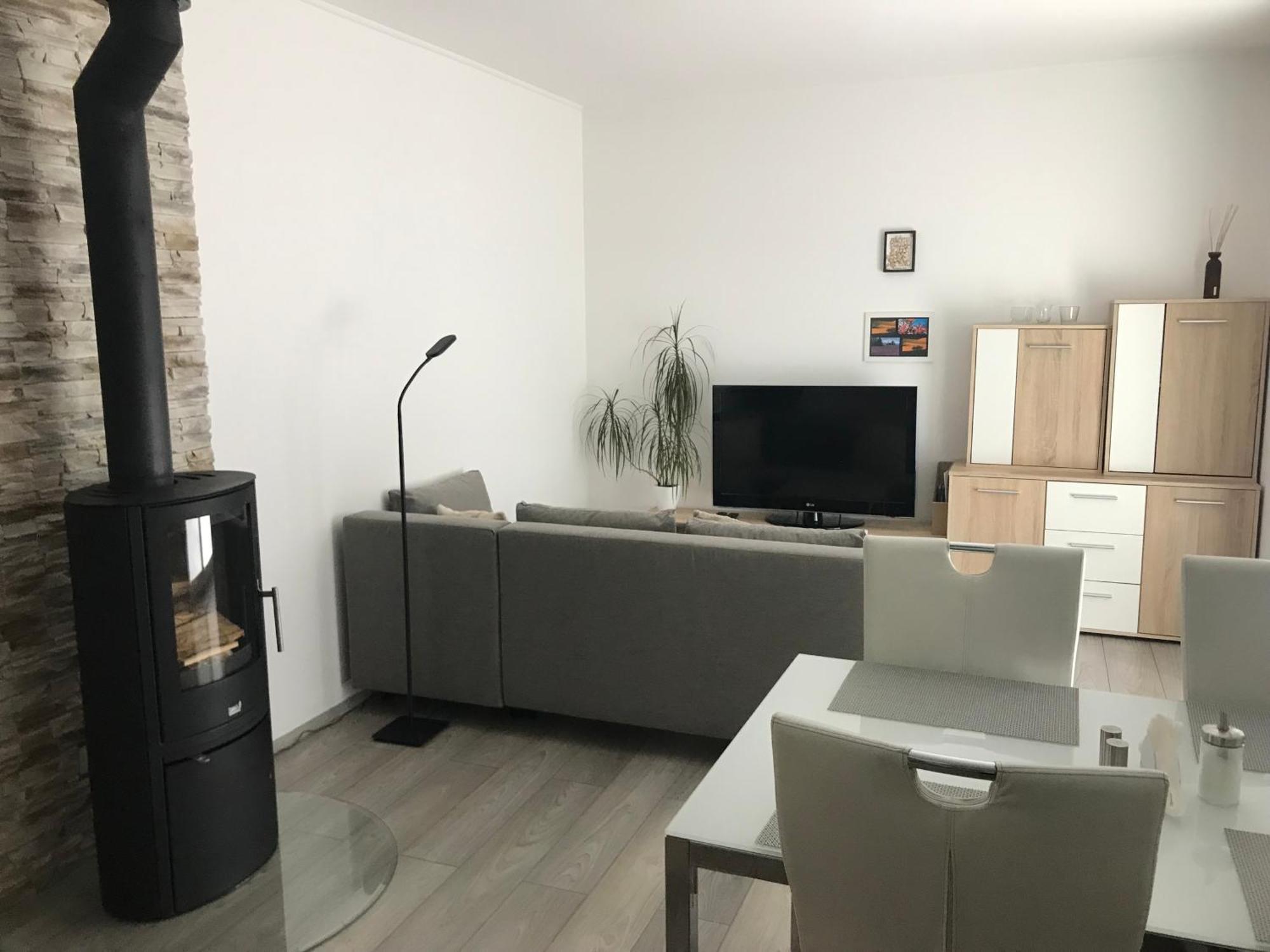 Prijemny Apartman Krovi V Rodinnem Domku Se Sdilenym Bazenem, Terasou A Zahradou Экстерьер фото