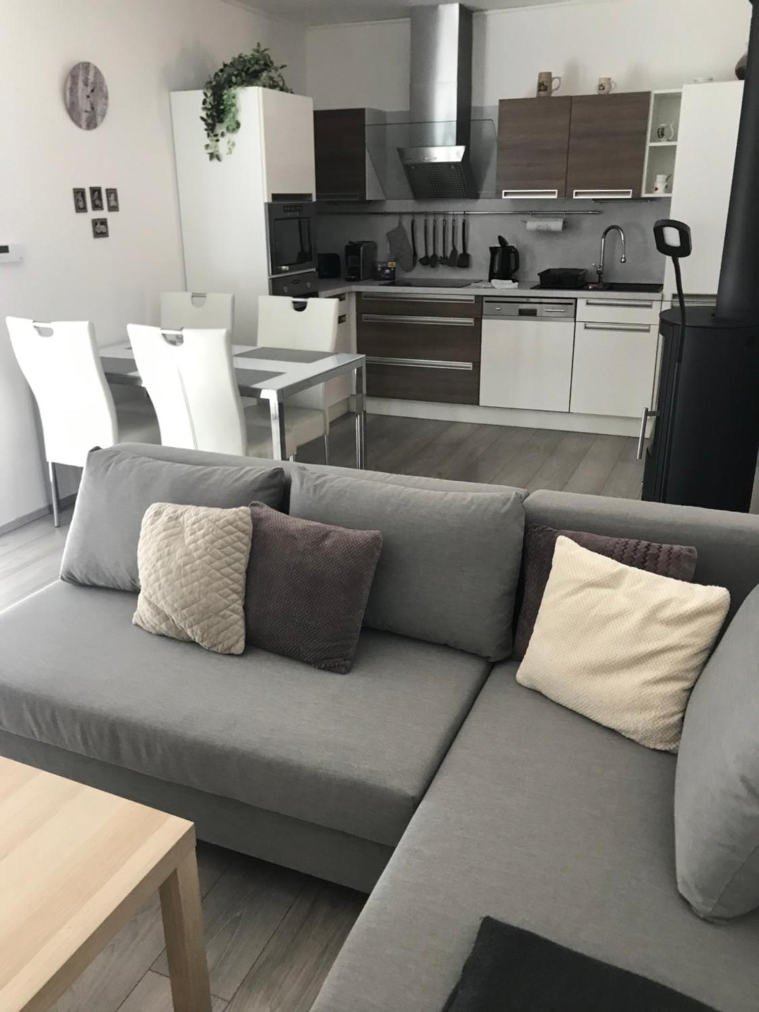 Prijemny Apartman Krovi V Rodinnem Domku Se Sdilenym Bazenem, Terasou A Zahradou Экстерьер фото