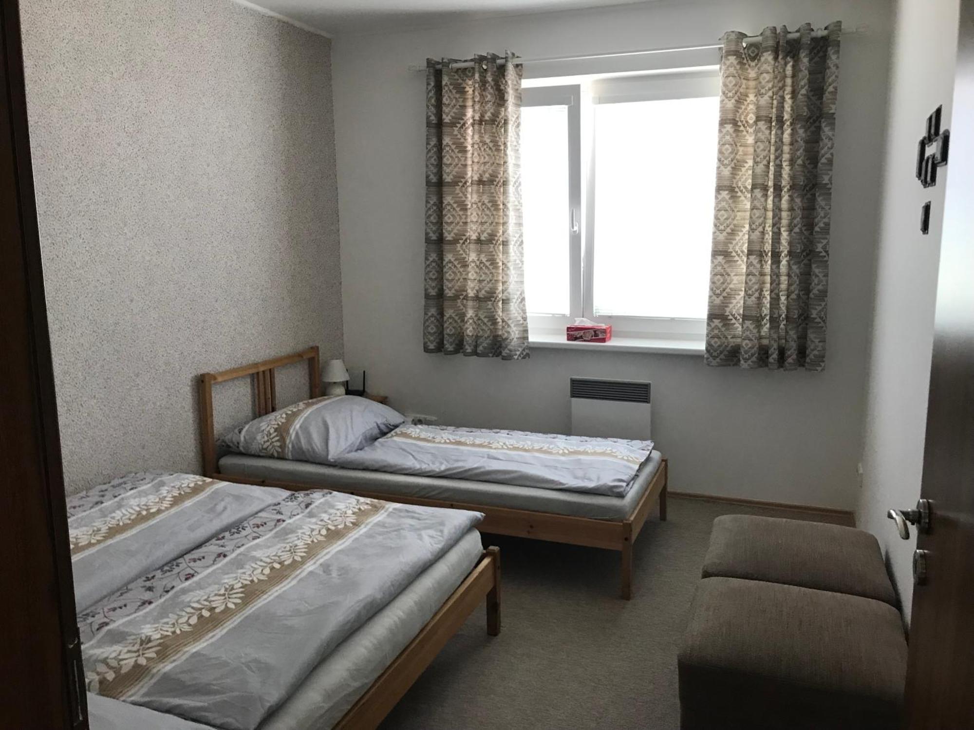 Prijemny Apartman Krovi V Rodinnem Domku Se Sdilenym Bazenem, Terasou A Zahradou Экстерьер фото